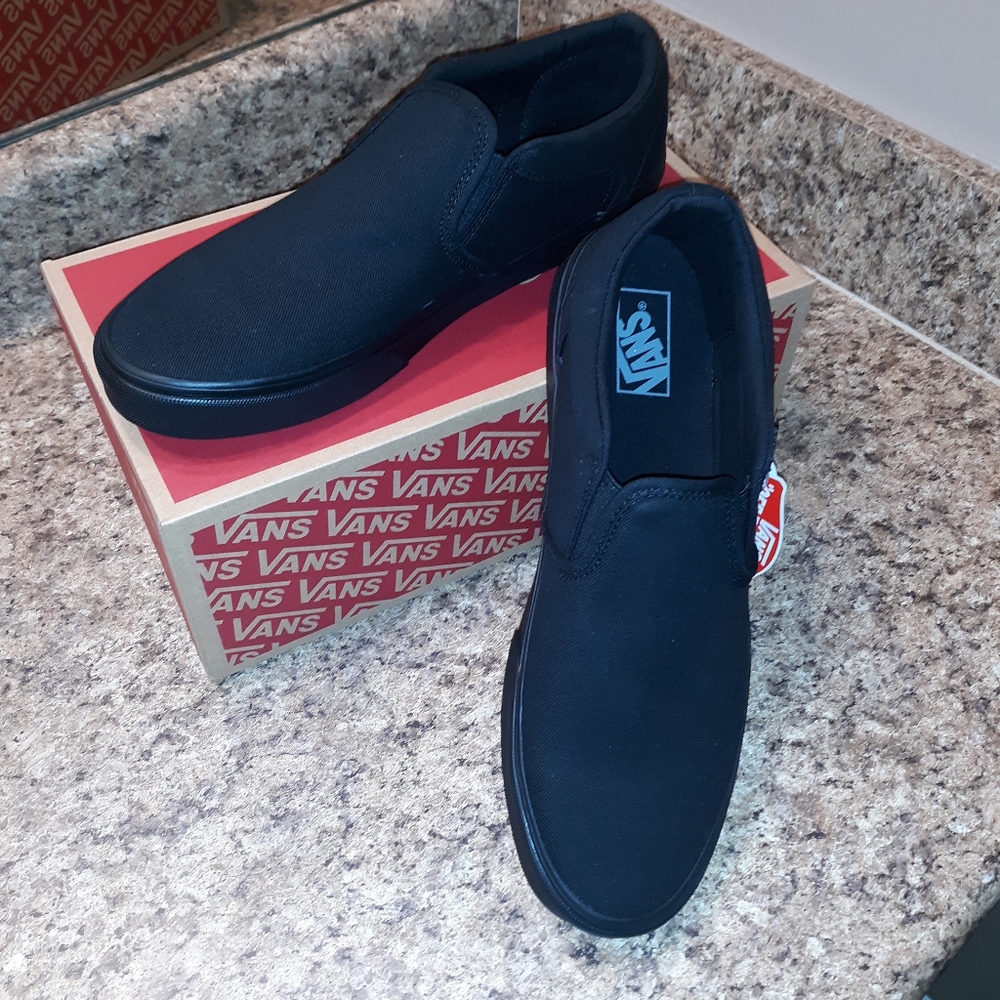 NIB mens solid black Vans